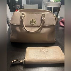 I am selling a Tory Burch shoulder bag with matching wallet.